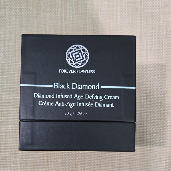 Forever Flawless Diamond Infused Anti-Age Cream - Picture 1 of 4